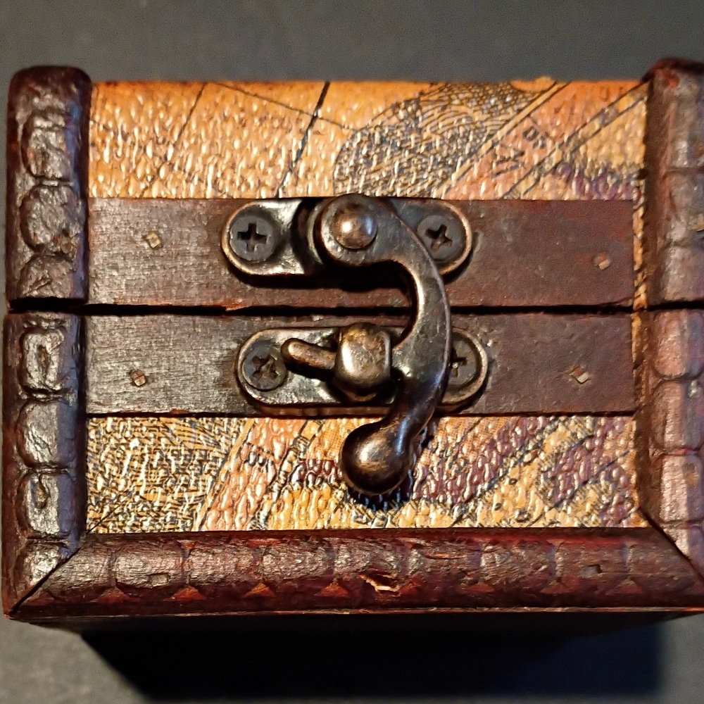 Vintage-Style Reptile Hideaway Box